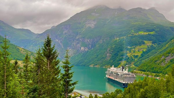 Quelles croisières offrent des excursions pour explorer les fjords norvégiens?