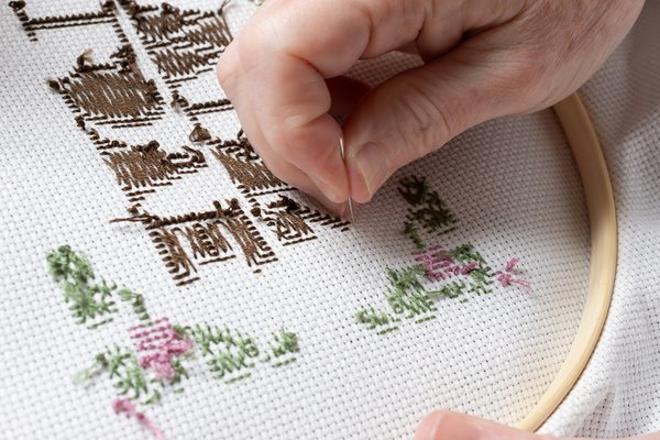 Quels conseils pour louer une maison de vacances en Bretagne avec des ateliers de broderie et des balades en forêt?