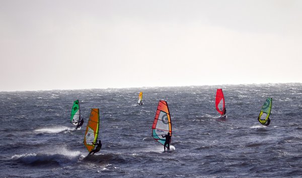 Où trouver les meilleures plages pour pratiquer le windsurf aux Îles Féroé : saisons et équipements ?